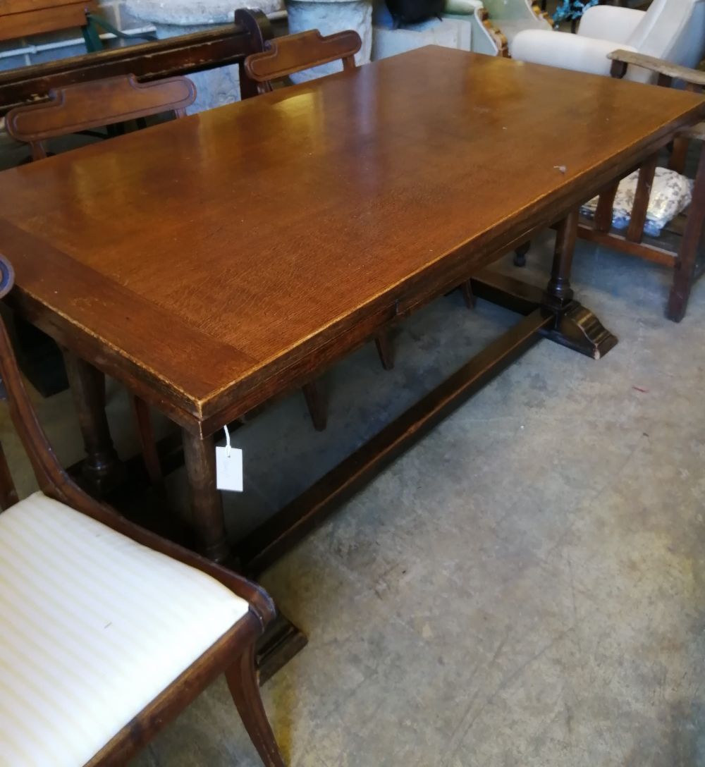 A 1920s oak draw leaf dining table, W.167cm, D.91cm, H.76cm